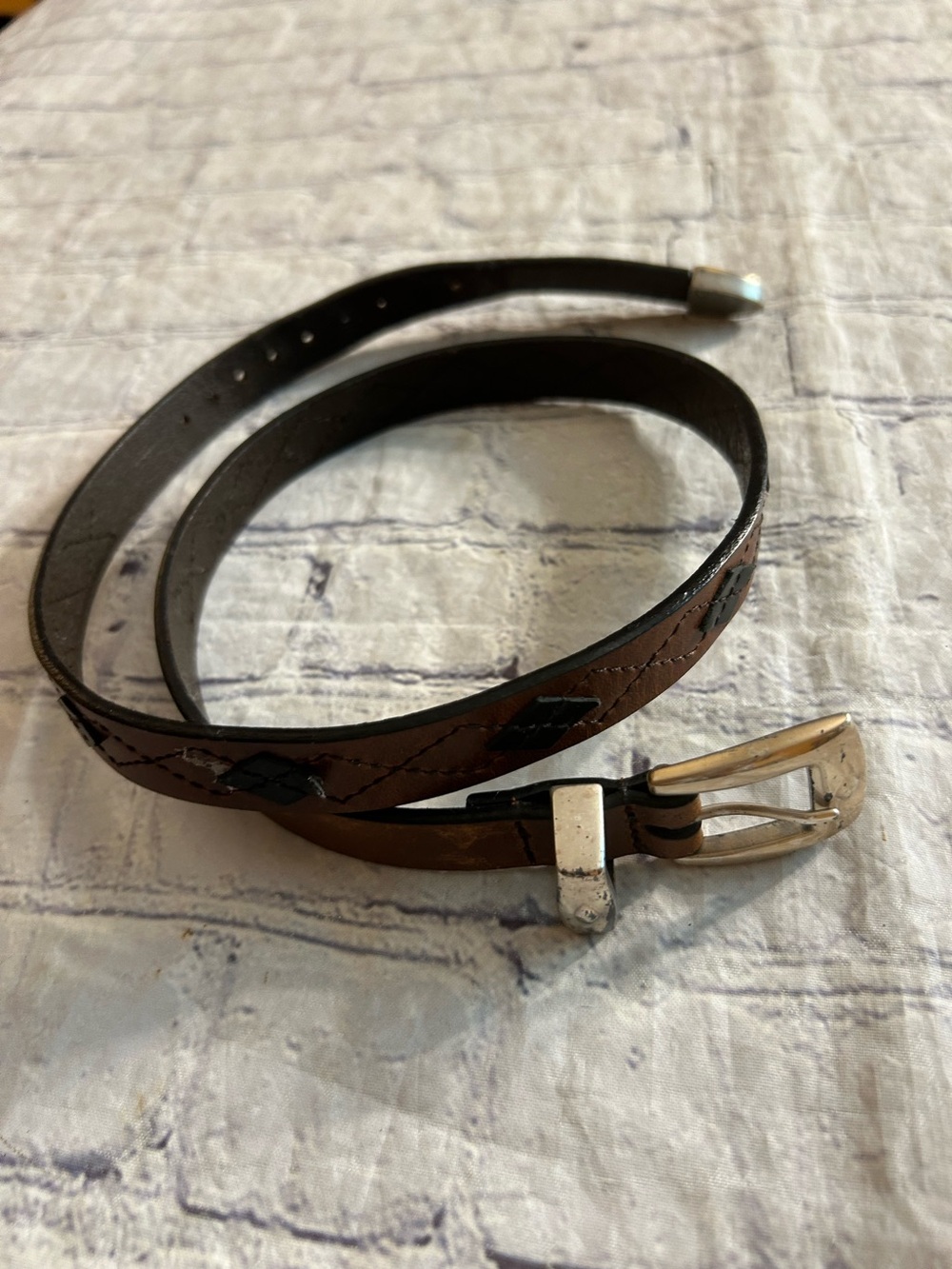 VINTAGE WESTERN BROWN WITH BLACK DIAMOND ACCENTS SILVER TONE BUCKLE THIN BELT